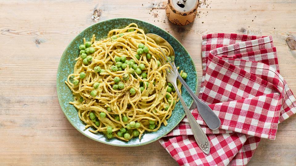 Gelbe Linsen-Spaghetti mit Erbsen-Zitronen-Sauce
