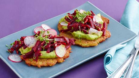 Kartoffelpuffer mit Avocadocreme und roter Bete