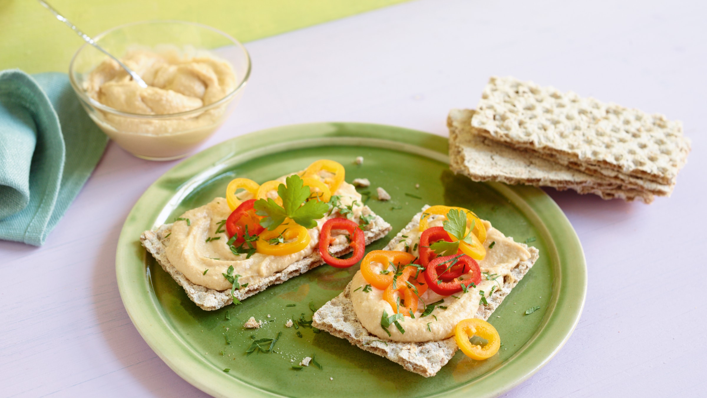 Knäckebrot mit Hummus und Paprika Rezept selbst machen | Alnatura