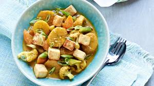Kochbananen-Gemüse-Curry mit gebratenem Tofu