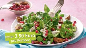 Feldsalat mit Granatapfelkernen, karamellisierten Nüssen und Ziegenkäse