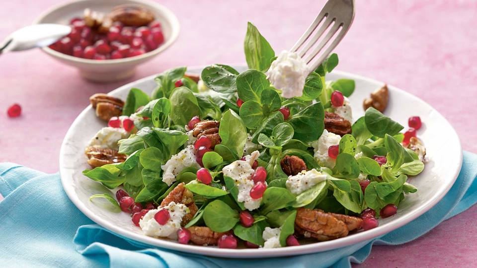 Feldsalat mit Granatapfelkernen, karamellisierten Nüssen und Ziegenkäse
