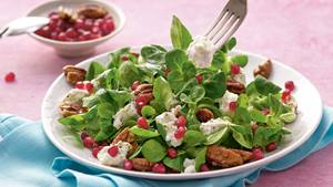 Feldsalat mit Granatapfelkernen, karamellisierten Nüssen und Ziegenkäse