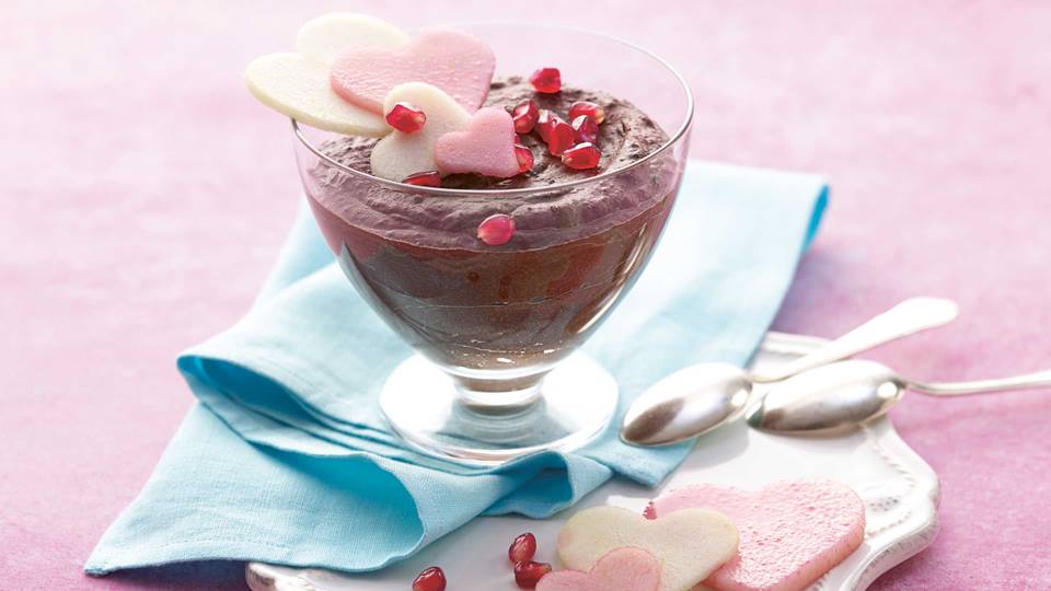 Dunkle Chili-Schoko-Mousse mit Birnenherzen