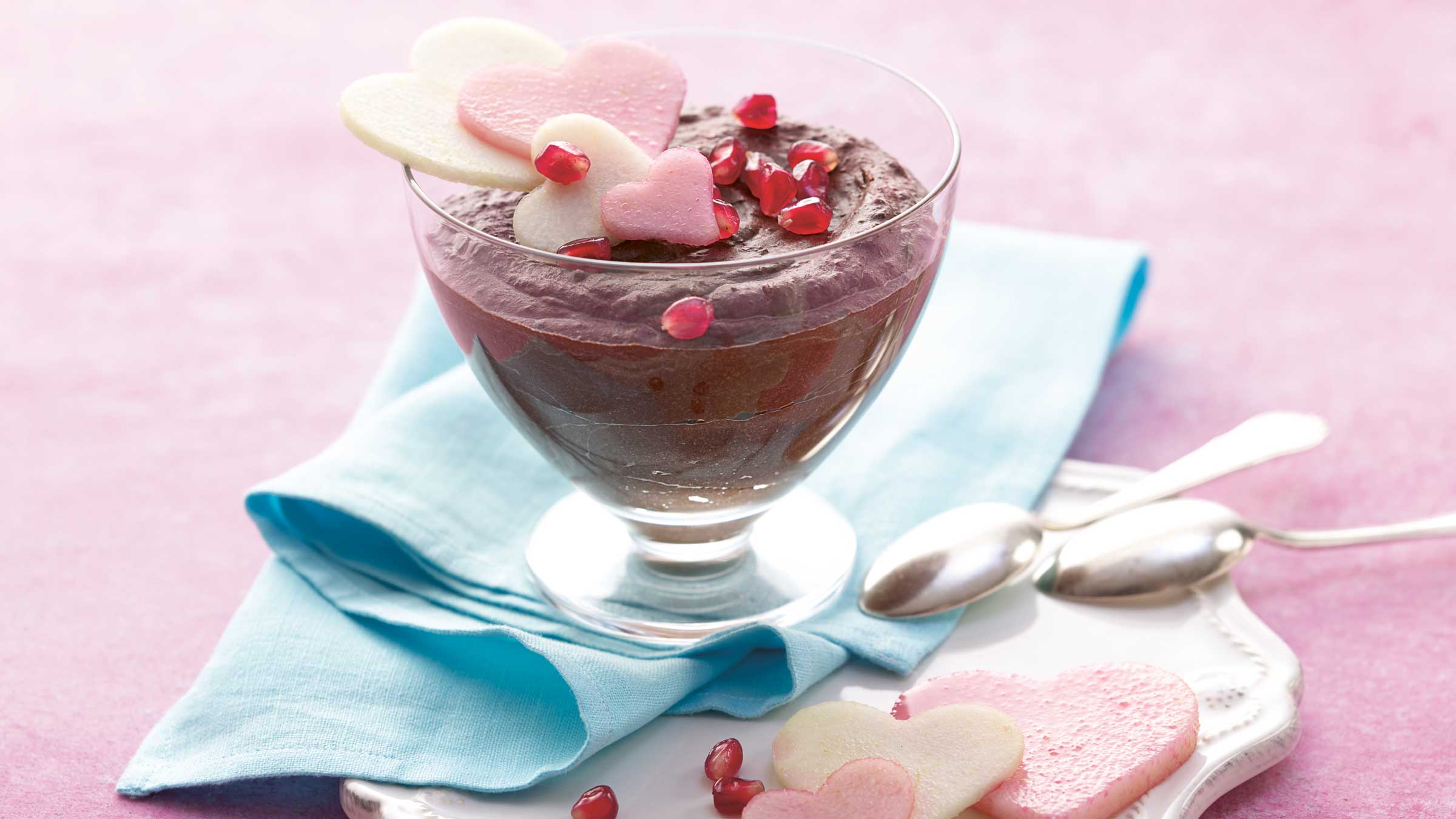 Dunkle Chili-Schoko-Mousse mit Birnenherzen Rezept selbst machen | Alnatura