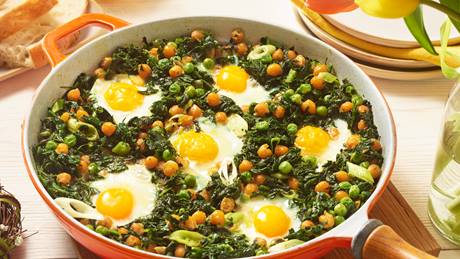 Orientalische Frühlingspfanne mit Ei