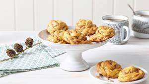 Hefeknoten mit Gebrannte-Mandel-Creme