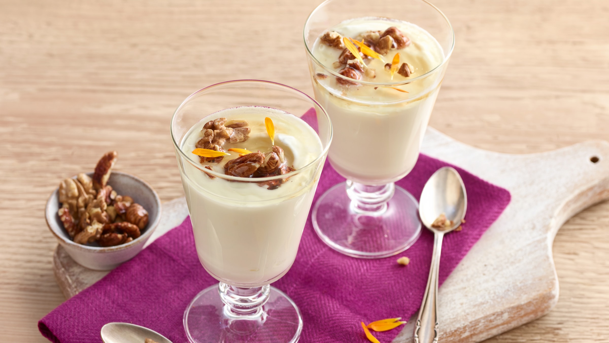 Griechischer Joghurt mit Honig und Nüssen Rezept selbst machen | Alnatura
