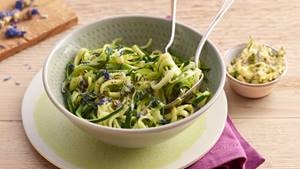 Zucchini-Nudeln mit Kornblumen-Butter