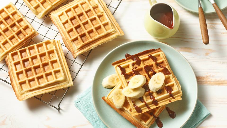 Vegane Hefewaffeln mit Nuss-Nougat-Sauce und Bananen