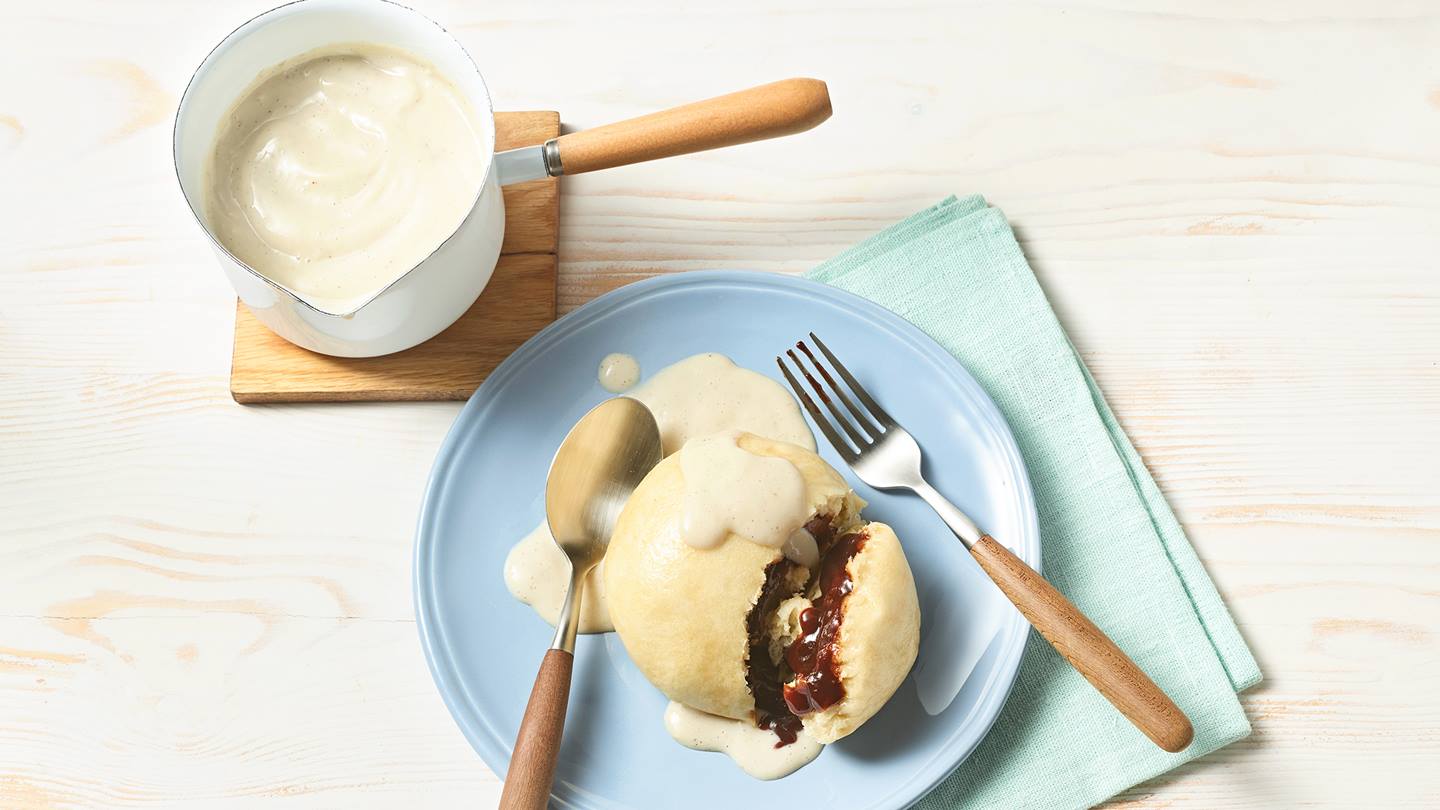 Vegane Germknödel mit Pflaumenmus und Vanillesauce