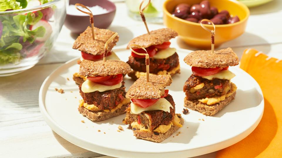 Mini-Burger mit Hummus und Peperoni