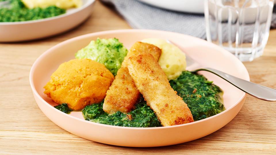 Fischstäbchen mit Rahmspinat und Kartoffel-Tomaten-Püree