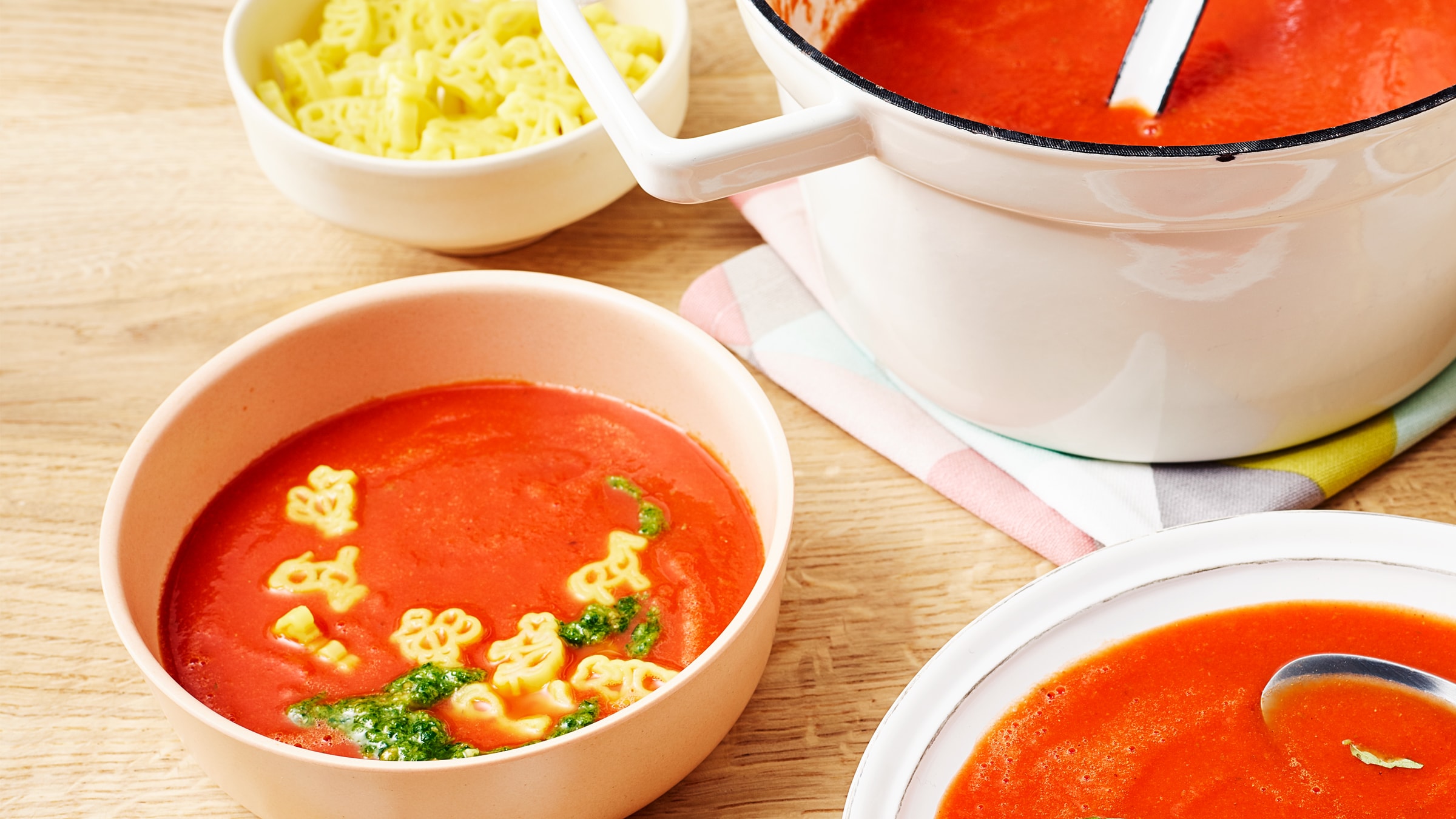 Tomatensuppe mit Pasta &amp; Pesto-Topping Rezept selbst machen | Alnatura