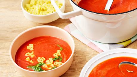 Tomatensuppe mit Pasta & Pesto-Topping
