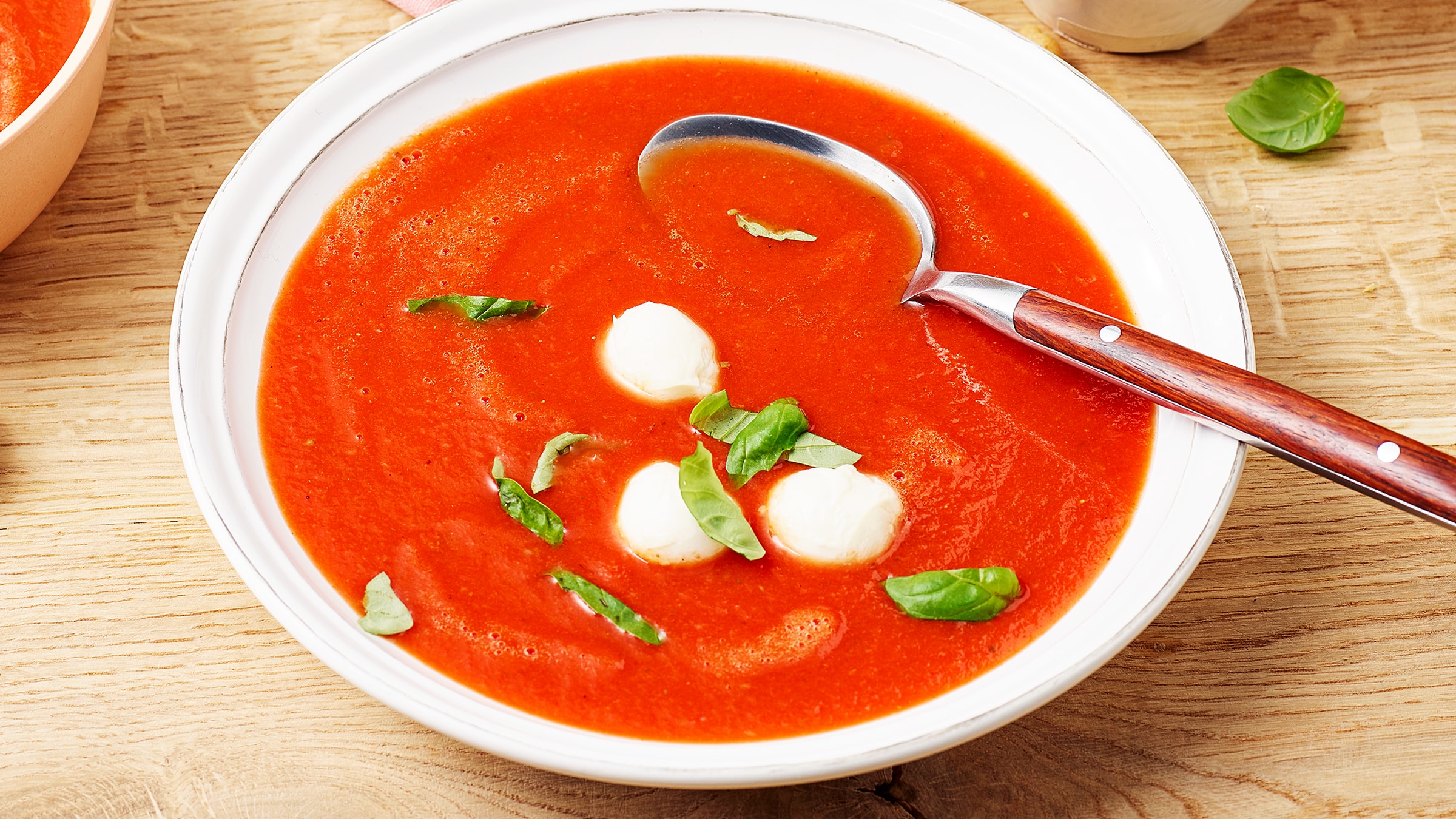 Tomatensuppe mit Mozzarella-Topping Rezept selbst machen | Alnatura