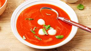 Tomatensuppe mit Mozzarella-Topping