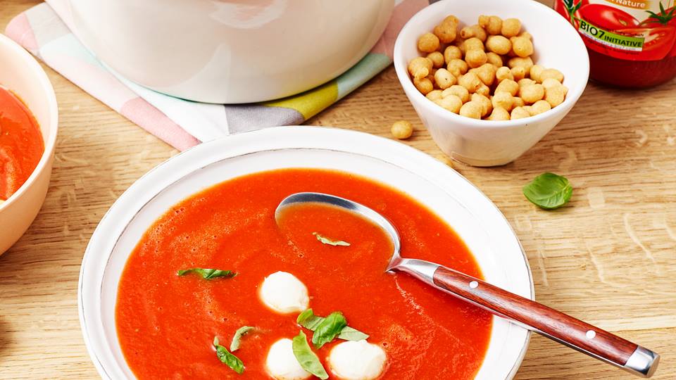 Tomatensuppe mit Backerbsen-Topping