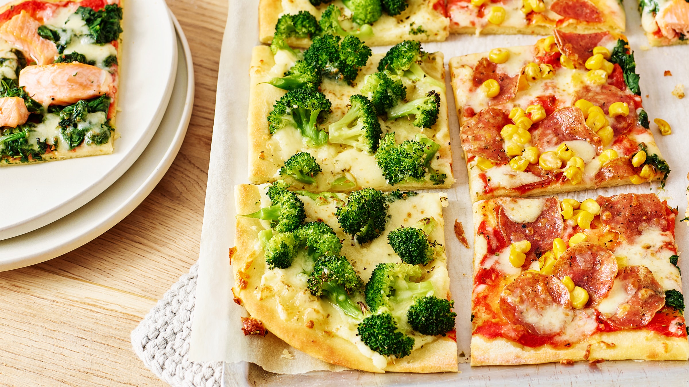 Brokkoli-Schmand-Pizza mit Quark-Öl-Teig Rezept selbst machen | Alnatura