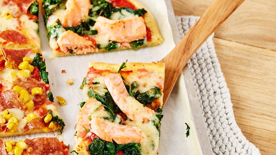 Spinat-Lachs-Pizza mit Quark-Öl-Teig