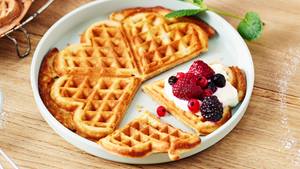 Karotten-Zimt-Waffeln mit Beerenquark