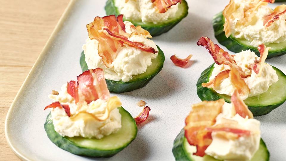 Gurkenhäppchen mit Zitronencreme und Bacon