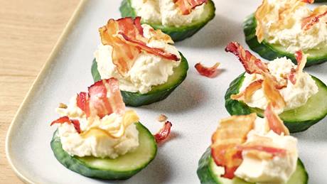 Gurkenhäppchen mit Zitronencreme und Bacon