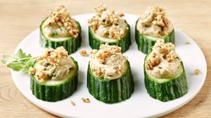 Gurken-Hummus-Häppchen mit Haselnuss-Crunch