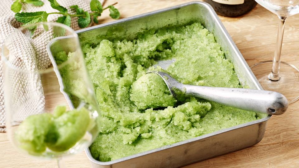 Gurkensorbet mit Limette auf Prosseco