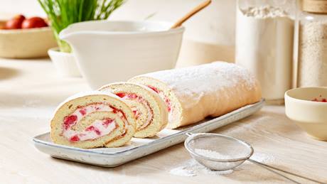 Vegane Biskuitrolle mit Erdbeerfüllung