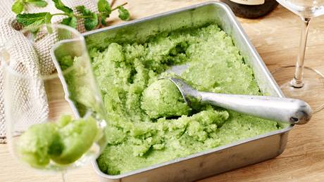 Gurkensorbet mit Limette auf Zitronenlimonade