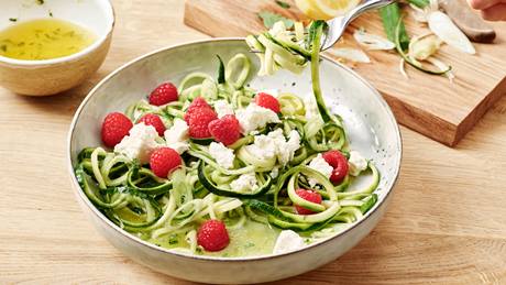 Gurken-Zucchini-Salat mit Minze