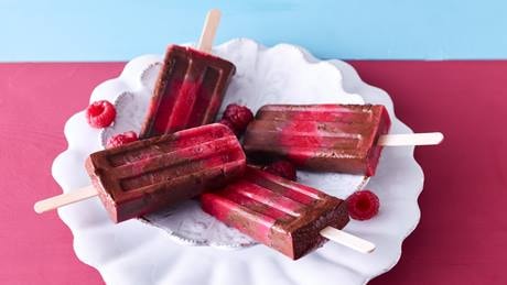 Veganes Schokoladeneis am Stiel mit Himbeerwirbel