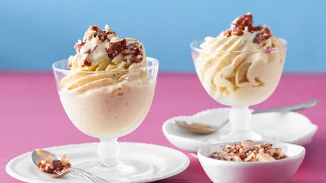 Veganes goldenes Kurkuma-Zimt-Eis mit Mandelknusper