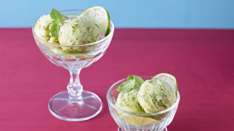 Veganes Basilikum-Limetten-Eis mit Minze