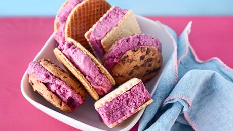 Nicecream-Sandwiches mit Beeren