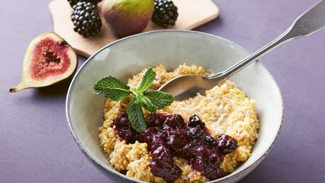 Hirse-Kokos-Porridge mit warmem Feigen-Brombeer-Kompott