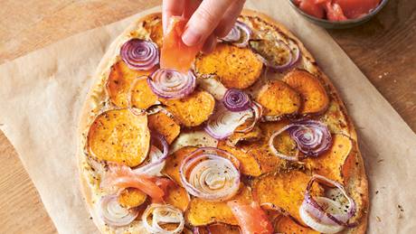 Süßkartoffel-Kräuter-Flammkuchen mit Räucherlachs