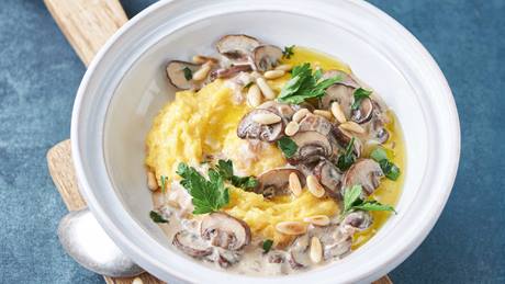 Cremige Parmesan-Polenta in Pilzrahmsauce