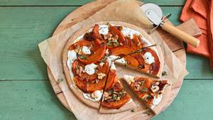 Kürbispizza mit Ziegenkäse, Walnüssen und Honig