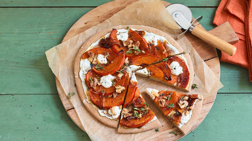 Kürbispizza mit Ziegenkäse, Walnüssen und Honig