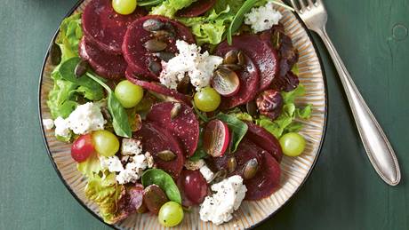 Lauwarmer Rote-Bete-Salat mit Ricotta und bunten Trauben