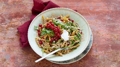 Arabischer Pastasalat mit Johannisbeeren und Nussdressing