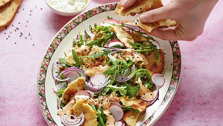 Würziger Brotsalat mit Radieschen und Rucola