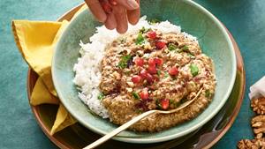 Orientalischer Linseneintopf mit Walnüssen und Granatapfel