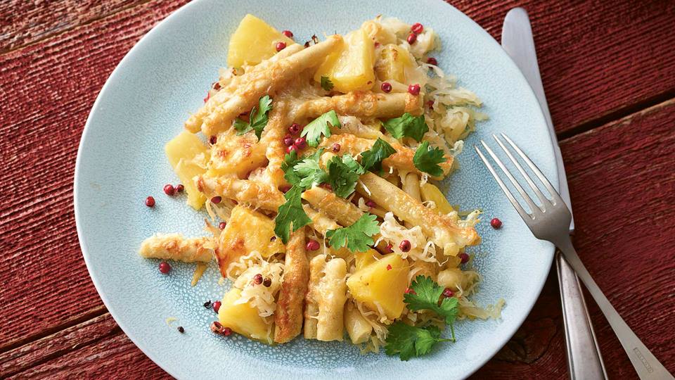 Schupfnudel-Ananas-Auflauf mit Sauerkraut und Gruyère