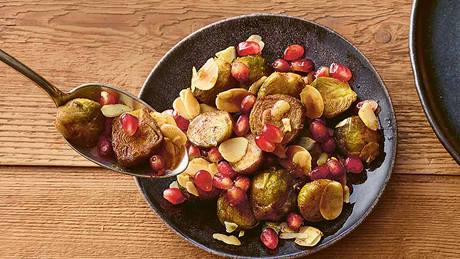 Gerösteter Rosenkohl mit Mandelblättchen und Granatapfelkernen