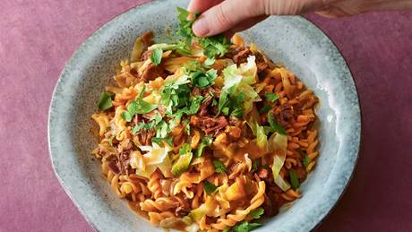 Linsen-Spirelli mit pfannengerührter Spitzkohl-Jackfrucht-Sauce