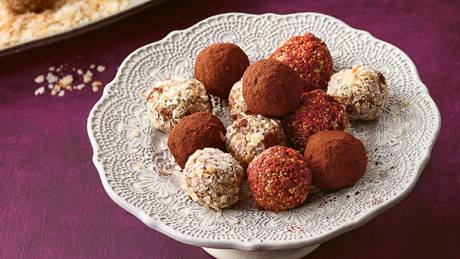 Dreierlei Dattel-Haselnuss-Pralinen