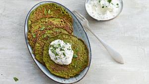 Herzhafte grüne Protein-Pancakes mit Kräuterquark